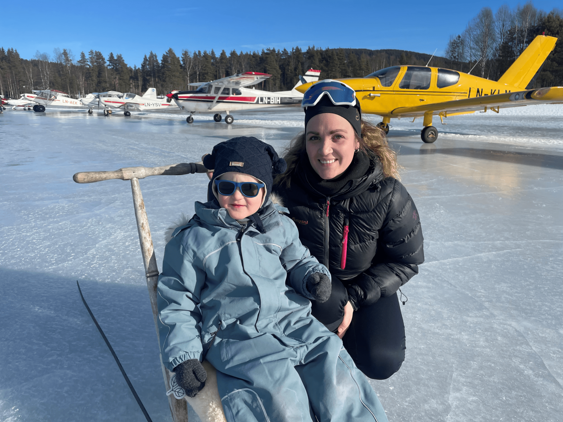 GØY Å SE PÅ FLY: Tina Bekkemoen og Kasper Tannberg (3) koste seg på isen denne søndagen. Foto: Adele Dragsnes
