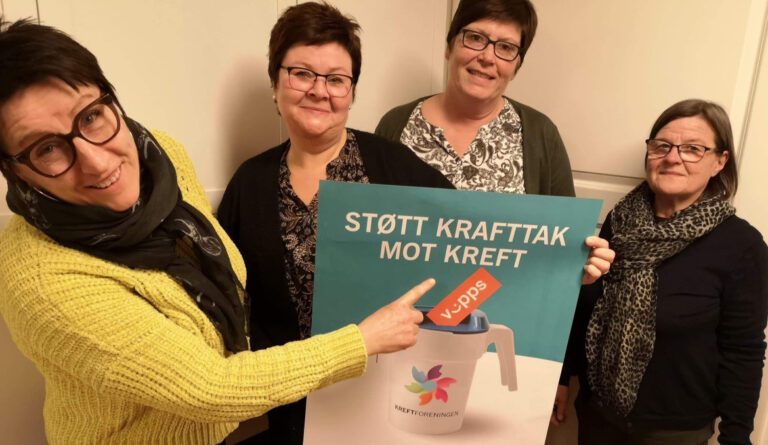SAMLER INN PENGER: Tre lag slår seg sammen for å samle inn midler til Krafttak mot kreft i Grue. Her ser vi Pia H. Mo fra Østre Grue Bygdekvinnelag, Christin Ødegården, Lena Ørbog og Mariann Holseter fra Grinder Grendelag. Leder i Grue Bygdeungdomslag, Emma Mohn Korbøl, var ikke til stede da bildet ble tatt.