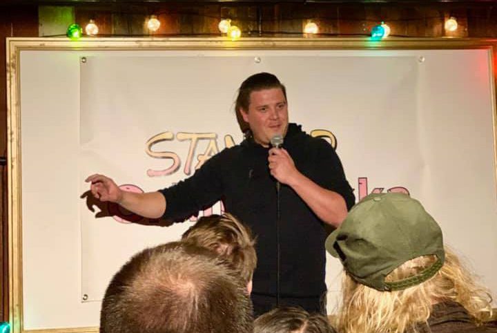 KLAR IGJEN: Fredag er det duket for stand-up på Nabo'n i Våler. Henning Myrer håper mange kommer. Foto: Privat.