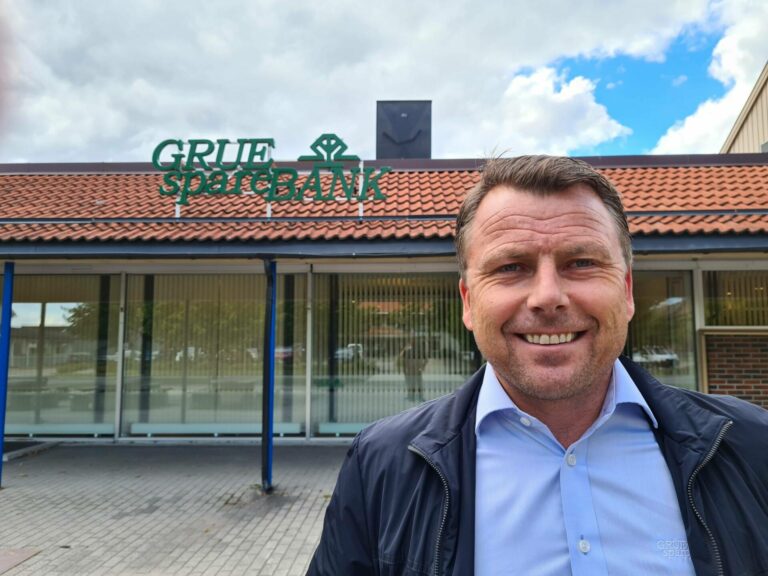 DELER UT: Årets gavetildeling fra Grue Sparebank er klar. Markedssjef Erik Brinch Lund er fornøyd med å kunne bidra med rundt 2,8 millioner kroner lokalt.