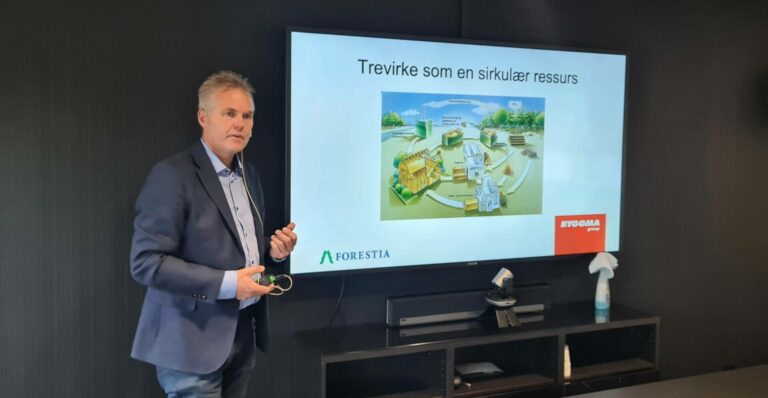 NÅ KOMMER PENGENE: 80 millioner kroner i støtte fra Innovasjon Norge får Forestia nå til å etablere returtrefabrikken. Her ser vi Administrerende direktør Terje Sagbakken ved fabrikken, som snart starter i ny jobb. Arkivfoto.