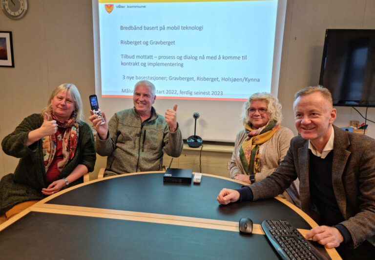 RUSTER OPP: I tillegg til å bygge tre nye mobilmaster skal to gamle rustes opp. Her fra et tidligere møte med Anne-Britt Myrvold (fra venstre), Odd Even Fylling, ordfører May-Liss Sæterdalen og næringssjef Arild Lande. Arkivfoto: Leif Tore Surén.