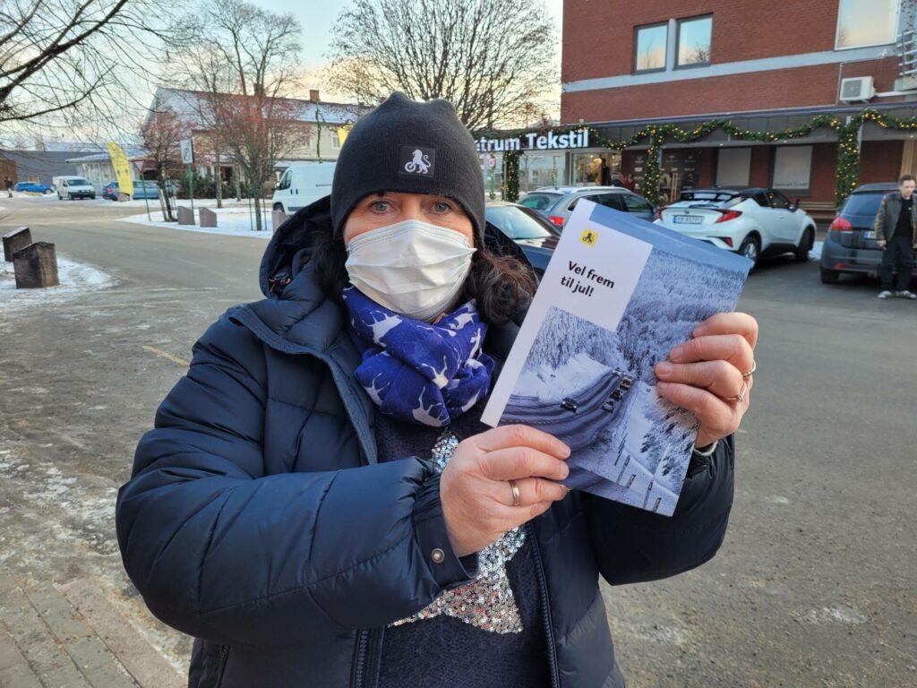 AKSJONERTE OGSÅ FØR JUL: Gunn Marit Lindmoen i NAF Solør, Vinger og Odal sto på stand utenfor Extra på Flisa lille julaften, i håp om å redusere antall bulkeskader. Lørdag skal de i aksjon igjen. Denne gangen er målgruppen påsketrafikken.