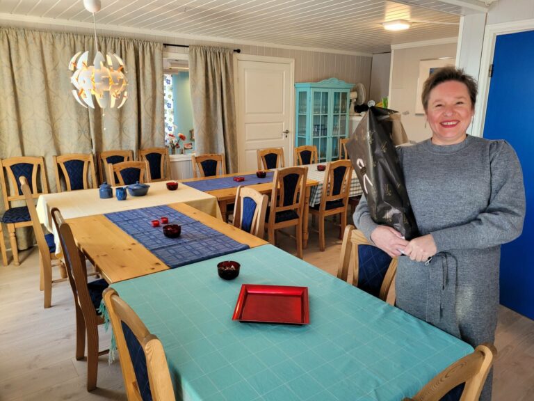 NY GRUPPE: Hver onsdag fremover inviterer Grue Frivilligsentral til Angstringen Grue. Her ser vi daglig leder Karen Banggren fra åpningen av de nye lokalene.