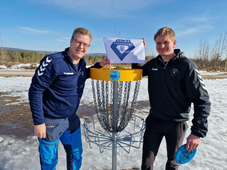 KLART FOR MESTERSKAP: Norgeseliten samles på Flisa i helga for å kaste discgolf. Tore Huuse Øwre (til venstre) og Sondre Skulstad forteller at det er gode publikumsmuligheter også. Snøen på dette arkivbildet er heldigvis borte før mesterskapet tar til.