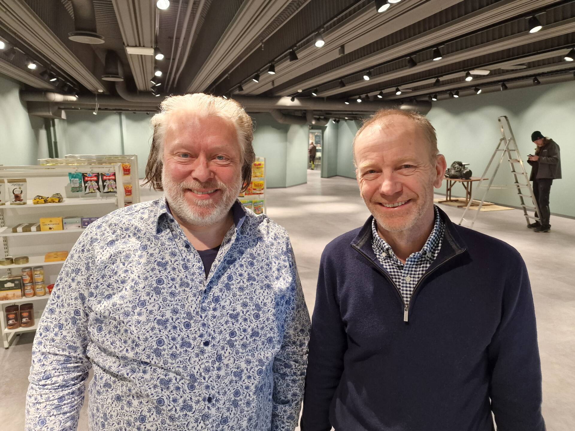 KLART FOR FLYTTING: Fredag overtok Nille de nye lokalene i Flisa Stormaked, og nå gjenstår den store flyttejobben. Senterleder Søren Hetland (til venstre) og Helge Sætre i NAF Gårdene tror på fremtiden for Flisa Stormarked.