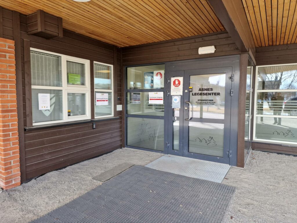 MANGLER LEGER: Åsnes legesenter har ikke ressurser til å håndtere oppgaver som kan vente i april. Mangel på leger og sykefravær er årsaken.
