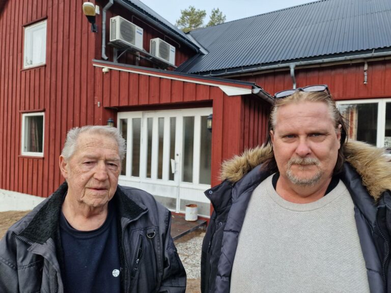 TRENGER FOLK: Benny Myrvang (til venstre) og Leif Einar Husebæk håper noen vil ta på seg jobben som kasserer i Velta Vel. Ellers spøker det for driften av velforeningen.