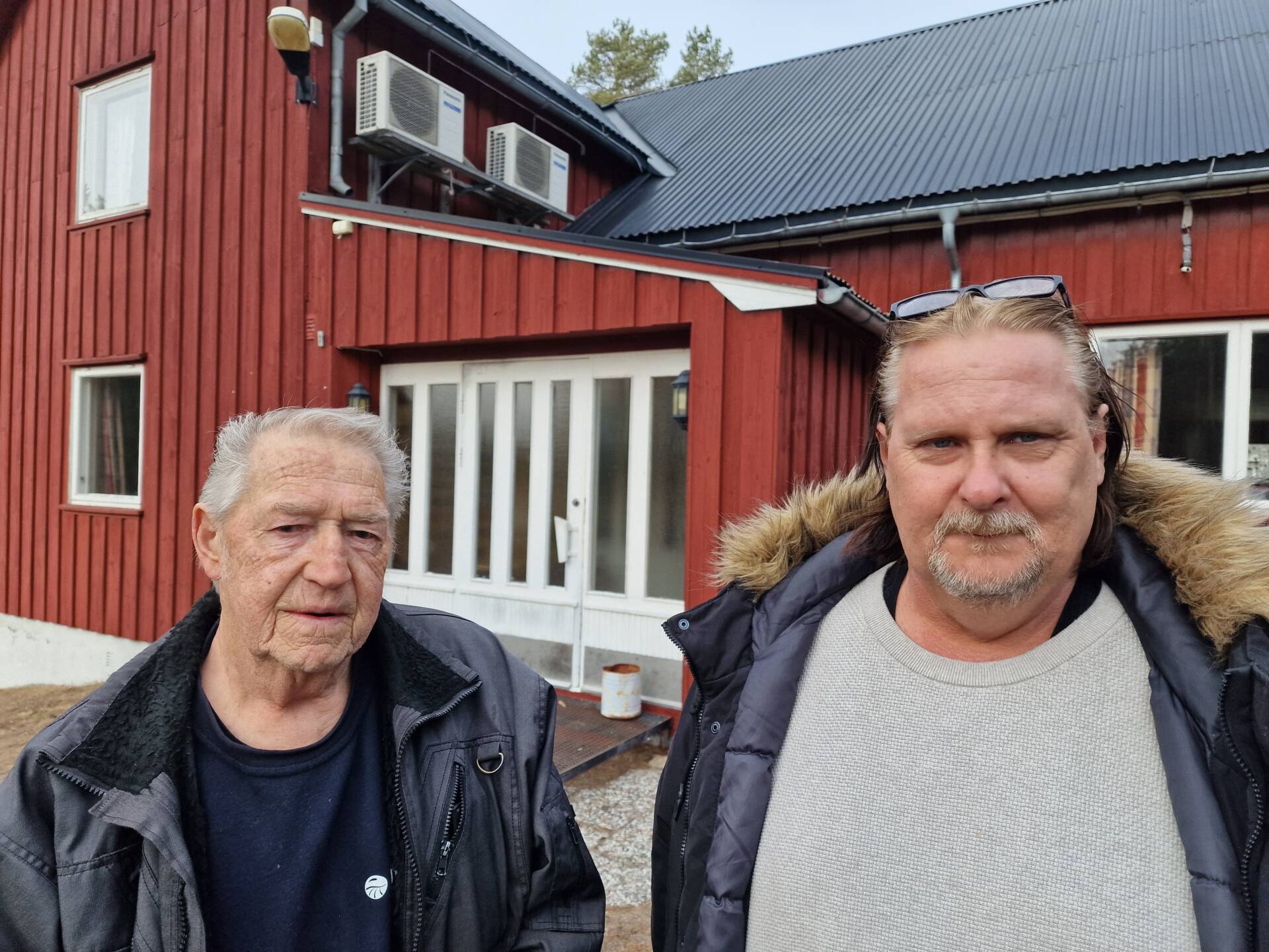 TRENGER FOLK: Benny Myrvang (til venstre) og Leif Einar Husebæk håper noen vil ta på seg jobben som kasserer i Velta Vel. Ellers spøker det for driften av velforeningen.
