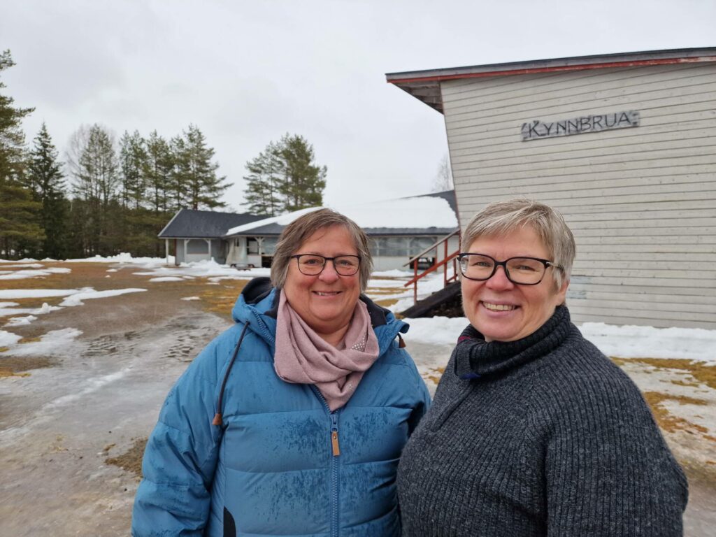 SKAL SKINNE: Liv Margrethe Rundberget (til venstre) og Lena Jørgensen dro i desember igang en kronerulling for å redde paviljongen ved Kynnbrua. Nå kan arbeidet starte!