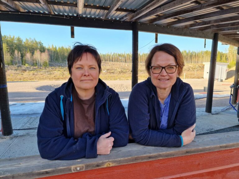VIL HA FLERE MED: Frøydis Moen (til venstre) og Tove Lisbeth Finstad i Åsnes jakt- og fiskeforening jobber aktivt for å rekruttere nye jegere. Nå er det særlig fokus på å få flere kvinner med ut i skogen.