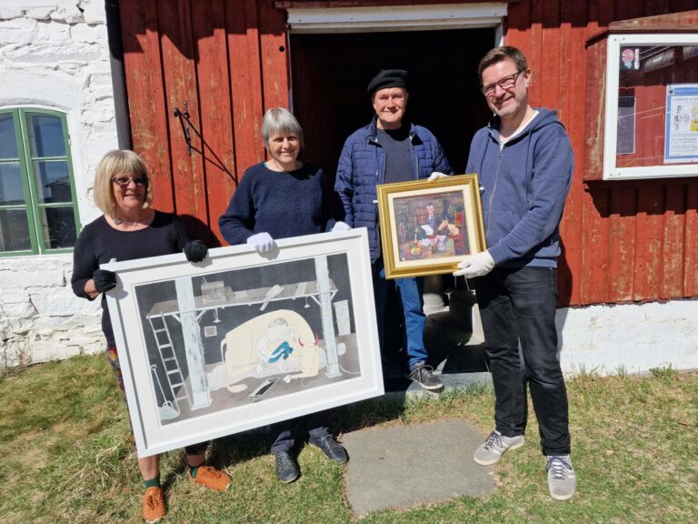AUKRUST MØTER TORSETER: I Galleri Fjøset kan du for tiden se kunst fra både Kjell Aukrust og Øyvind Torseter. Fra venstre Anne Rose Haarr, Gunhild Ullerud, Knut Larsson og Håkon Brynjulvsrud.