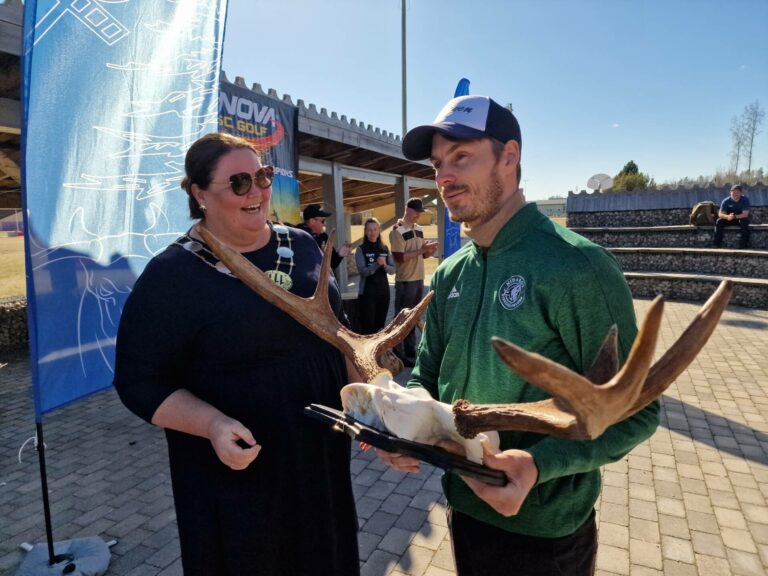FIKK GEVIR: På grunn av skade fikk ikke Leiv Aspén fra Nidaros Diskgolfklubb stilt til start i norgescupen. Likevel tok han turen til Flisa, og ble overrasket med et elggevir i trøstepremie fra ordfører Kari Heggelund.