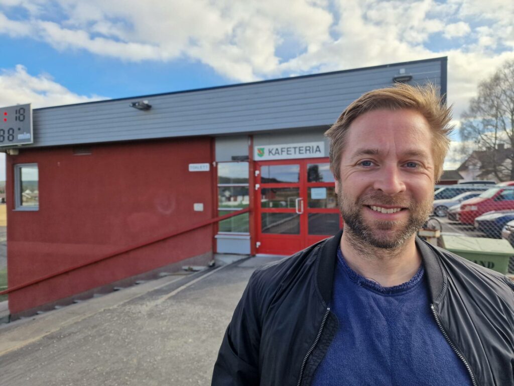 SUKSESS FØR START: Antall påmeldte gjør at Grue halvmaraton allerede er en suksess. Hans Terje Nesbråten forteller at det blir en ny utgave neste år. Her fra området ved Gruehallen, hvor det et utdeling av startnummer og premieutdeling.