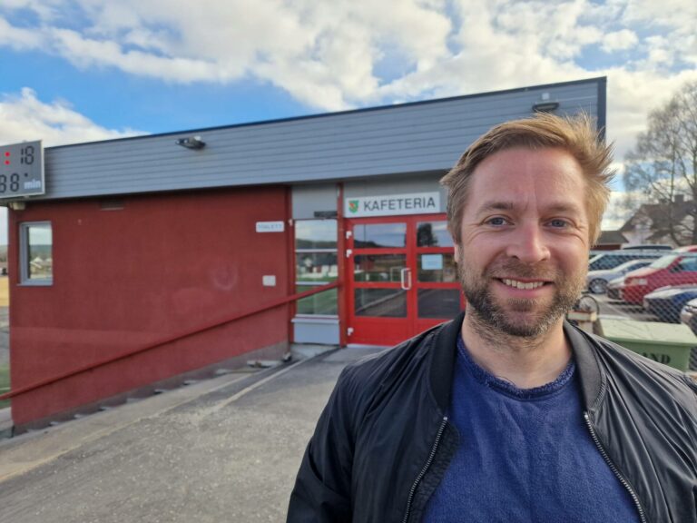 SUKSESS FØR START: Antall påmeldte gjør at Grue halvmaraton allerede er en suksess. Hans Terje Nesbråten forteller at det blir en ny utgave neste år. Her fra området ved Gruehallen, hvor det et utdeling av startnummer og premieutdeling.