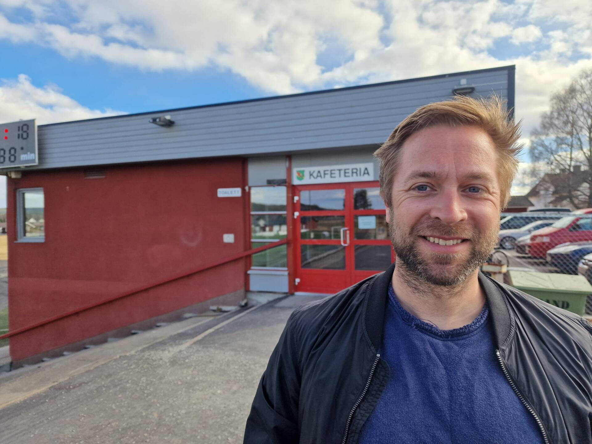 SUKSESS FØR START: Antall påmeldte gjør at Grue halvmaraton allerede er en suksess. Hans Terje Nesbråten forteller at det blir en ny utgave neste år. Her fra området ved Gruehallen, hvor det et utdeling av startnummer og premieutdeling.