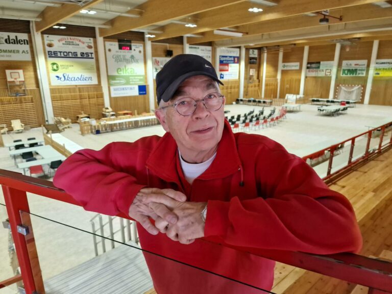 KLAR IGJEN: Gruehallen er rigget for den 20. utgaven av Oppfinner-, teknologi- og designmessa. Oppfinnergeneral Einar Korbøl frykter at dette kan bli den siste, om ikke flere skoler viser interesse.