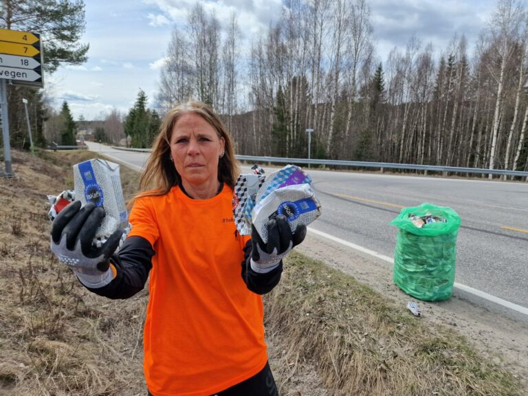 SLUTT MED DET: Bare i Kvisler-krysset er flere hundre brukte iskaffebokser plukket opp i vegkanten. Anette Mobakk i Hold Solør Rent ber den som kaster fra seg søpla der om å slutte med det.