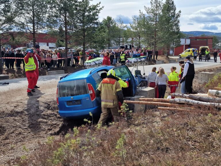 KOM HALVVEIS: Bilen skulle egentlig krasje i en lastebil med henger, men havnet i stedet i denne sikkerhetssteinen som var satt ut foran publikum. Elevene fikk se hvordan nødetatene jobbet etter en ulykke.