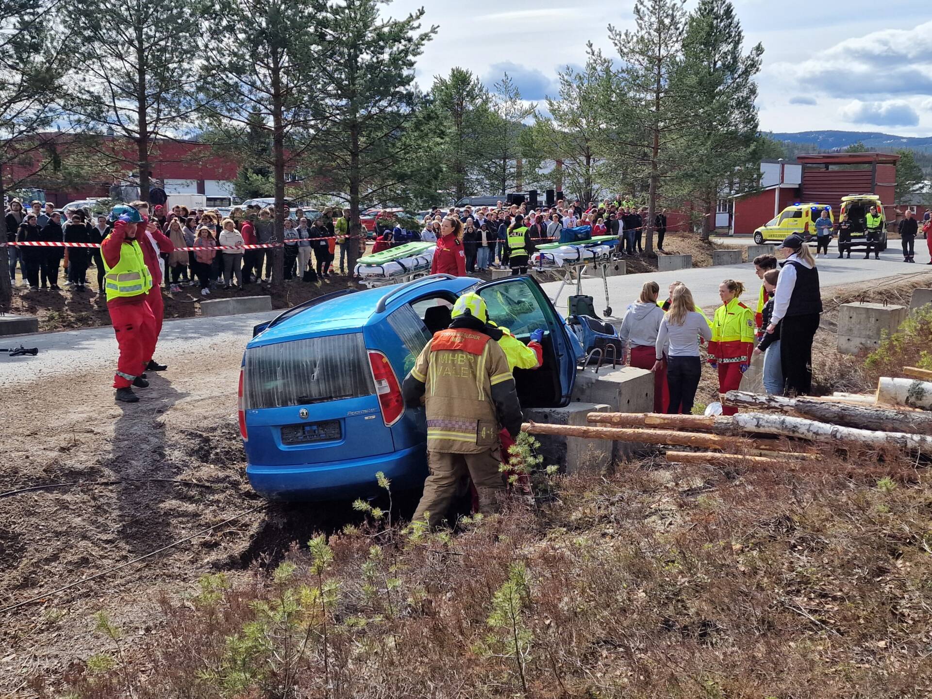 KOM HALVVEIS: Bilen skulle egentlig krasje i en lastebil med henger, men havnet i stedet i denne sikkerhetssteinen som var satt ut foran publikum. Elevene fikk se hvordan nødetatene jobbet etter en ulykke.