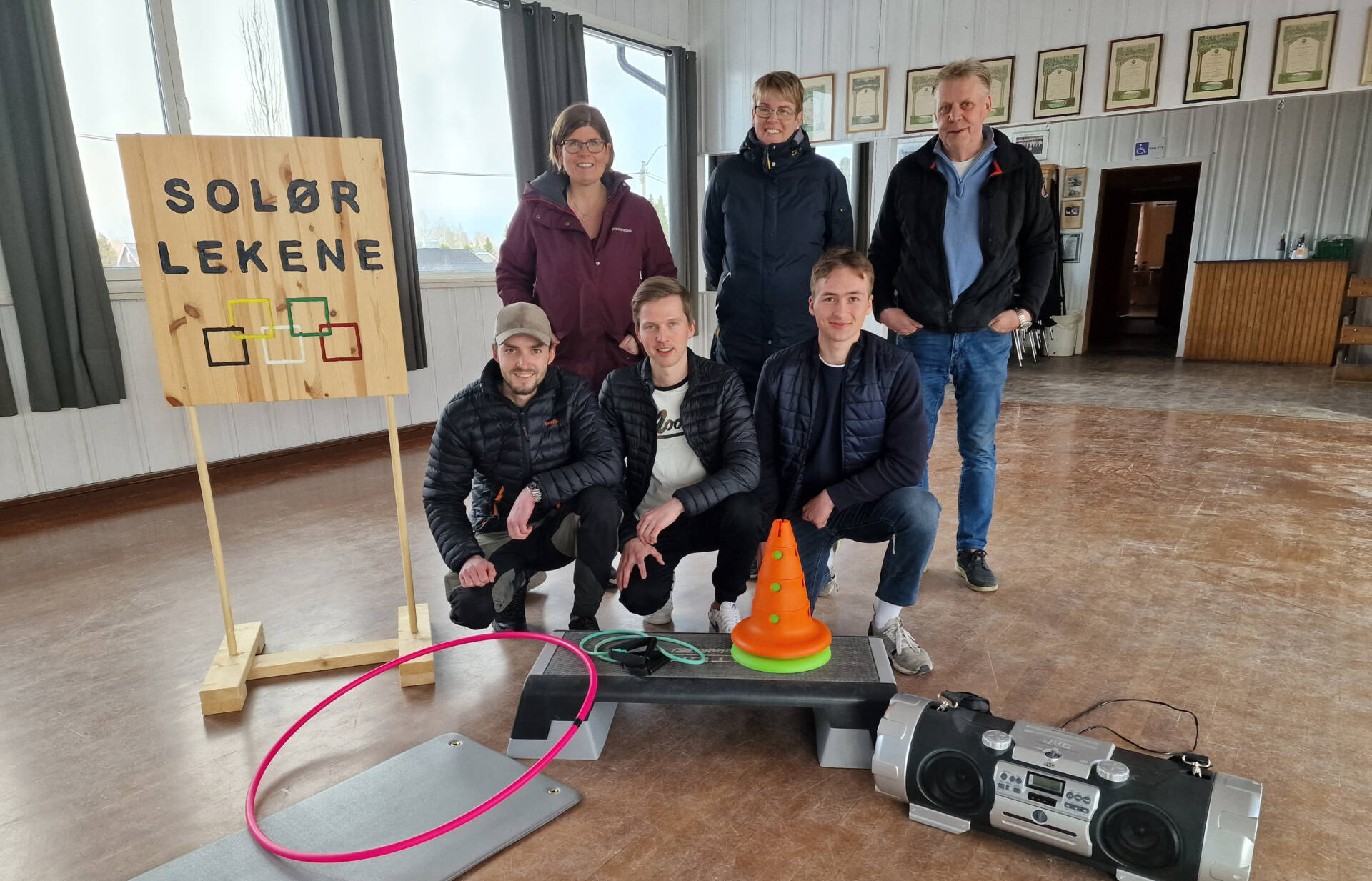 NYTT TILBUD: Kjellmyra Idrettslag starter nå opp en egen gruppe for paraidrett. Foran fra venstre instruktørene Jan Erik Kørra (22), René Fjeldberg (28) og Anders Kvesetberget (19). Bak fra venstre Karianne Bergersen, Marianne Ramsli og Roy Erik Myrvang.