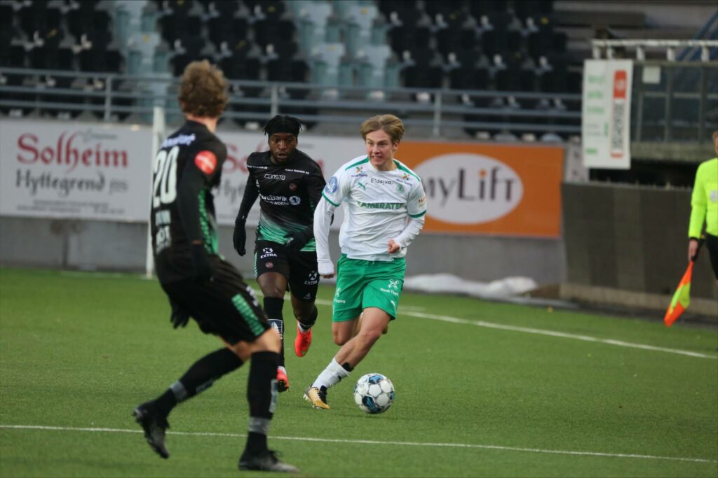 VISER SEG FREM: Benjamin Thoresen Faraas (16) fra Flisa får tillit hos HamKam, og får ros av veteranene på laget. Nå venter han i spenning på eliteseriedebuten. Foto: Frederik Garshol.