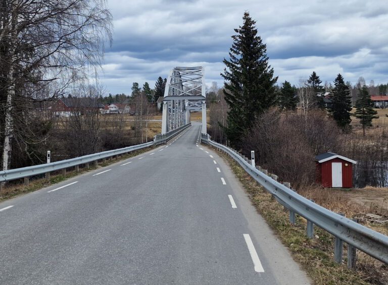 INGEN PENGER TIL BRUA: Den nye gang- og sykkelvegen fra Kavlerudkrysset til Vestmo skal gi myke trafikanter en bedre forbindelse mellom øst- og vestsiden av Glomma. Men bilistene må belage seg på rødt lys mens folk går over brua.