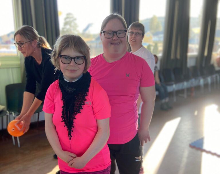 HADDE DET MORO: Hedda Olsen, Hilde Gjerdrum og Helle Camilla Jørgensen var 3 av 16 deltakere på den første runden med paraidrett hos Kjellmyra Idrettslag.