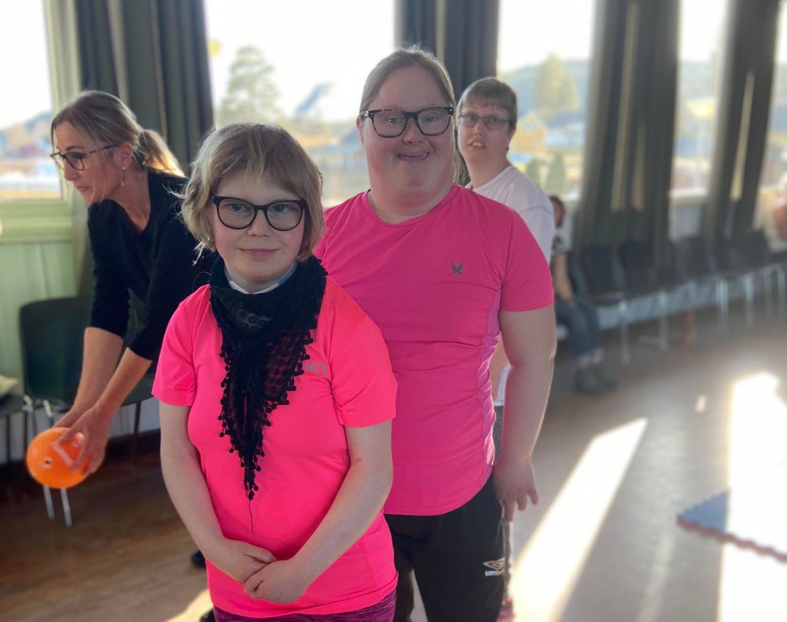 HADDE DET MORO: Hedda Olsen, Hilde Gjerdrum og Helle Camilla Jørgensen var 3 av 16 deltakere på den første runden med paraidrett hos Kjellmyra Idrettslag.