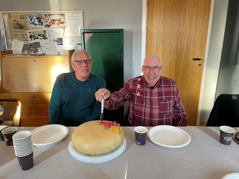 FEIRET MED KAKE: Magne Jule og Johnny Nymoen er utnevnt som æresmedlemmer i Våler Jakt- og Fiskeforening. Det ble markert med kake på årsmøtet 24. mars.