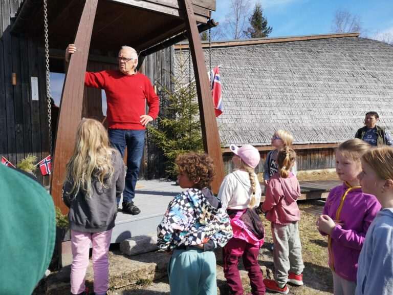 PÅ TUR: Etter to koronautsettelser fikk Solør Montessoriskole endelig reist til Mammuthuset i Vangsåsen 21. april. Ole Nashaug tok godt i mot elevene.