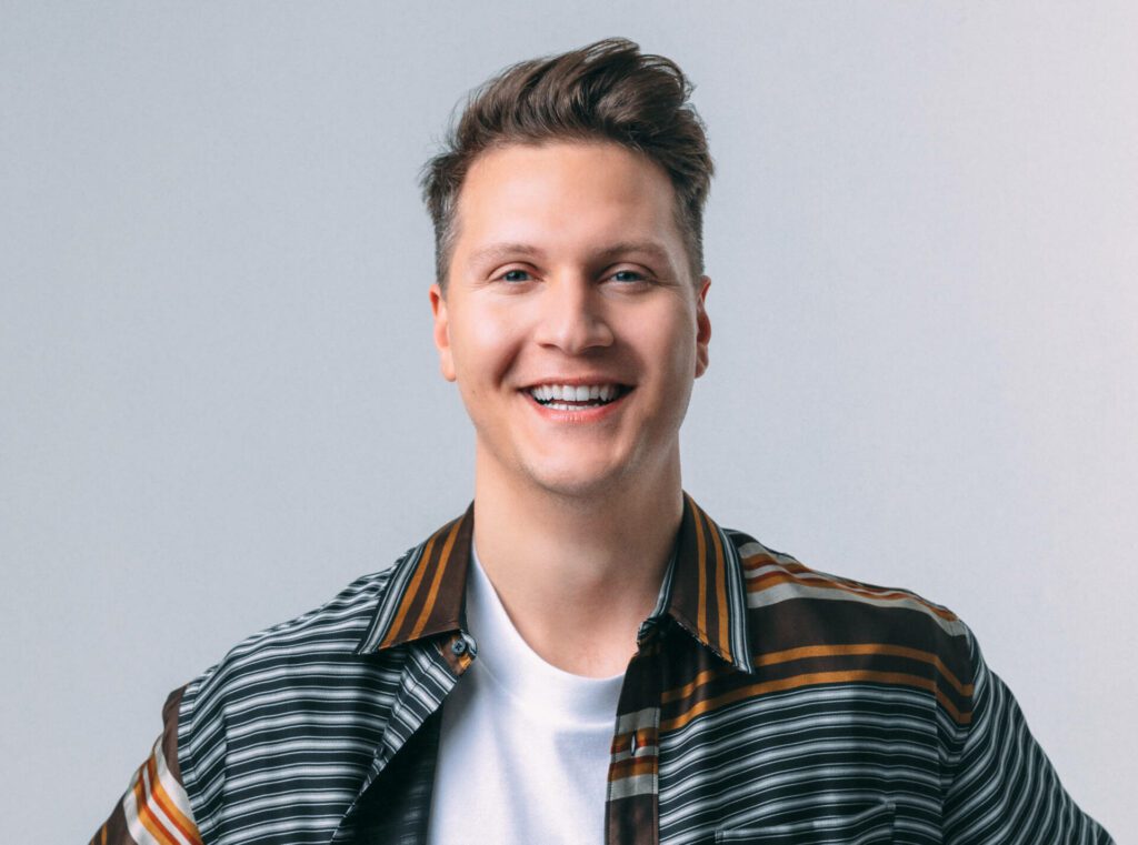 DROPPET PROMOTERINGEN: Egentlig hadde Tom Lagergren, kjent som Matoma, kjøpt reklameplass langs motorvegen for å promotere sin nye musikk. Det la han på hylla, og ga heller annonseplassene til Music Saves UA som støtter krigsrammede i Ukraina. Pressebilde.