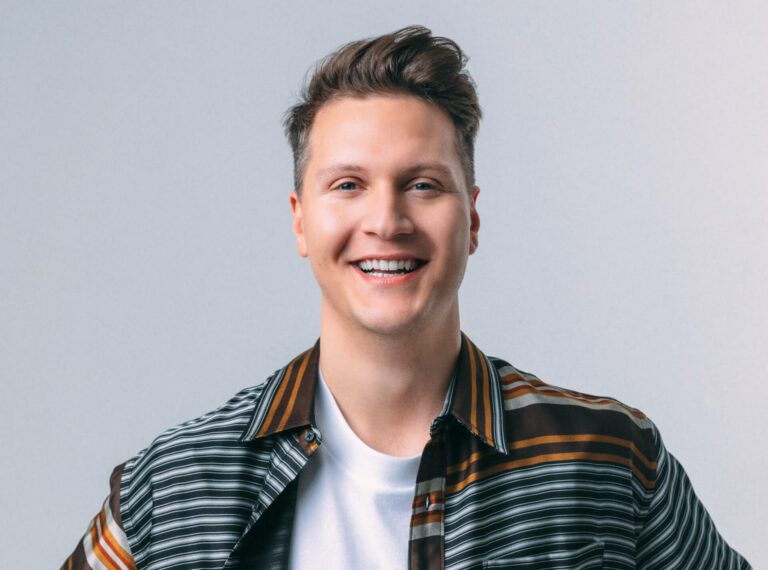 DROPPET PROMOTERINGEN: Egentlig hadde Tom Lagergren, kjent som Matoma, kjøpt reklameplass langs motorvegen for å promotere sin nye musikk. Det la han på hylla, og ga heller annonseplassene til Music Saves UA som støtter krigsrammede i Ukraina. Pressebilde.