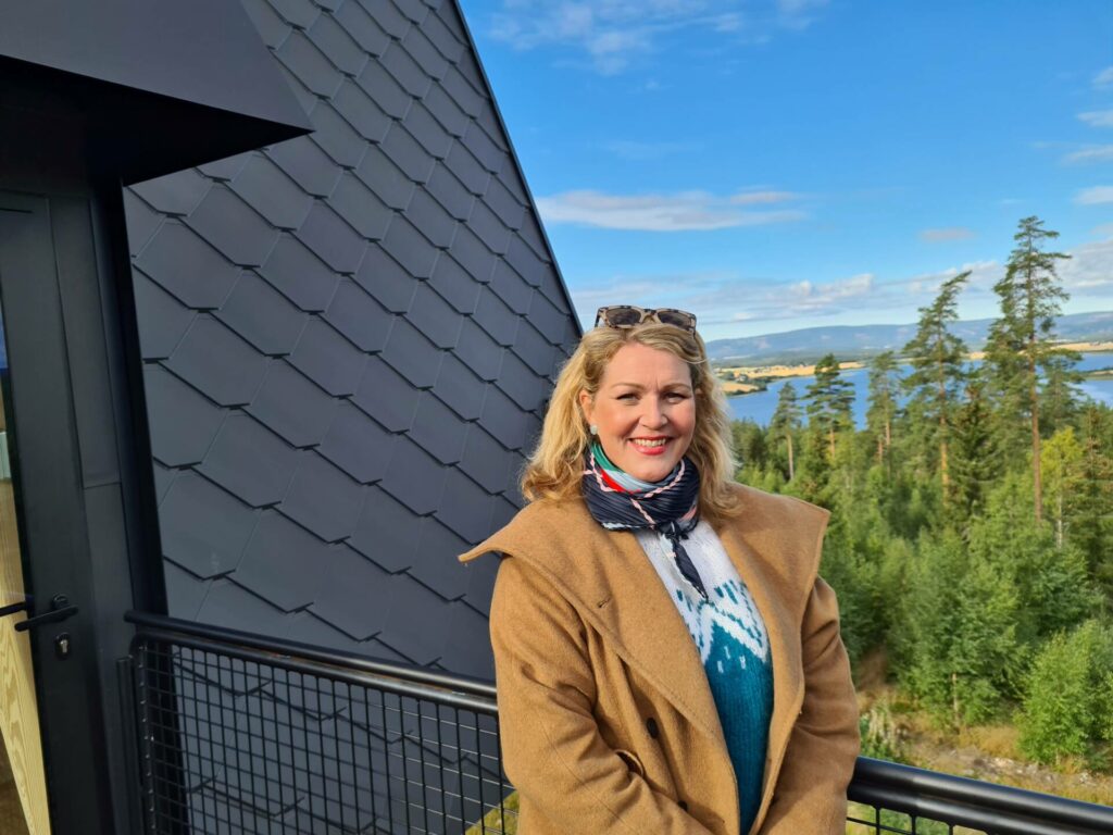 GODT BESØK: Siden starten for fire år siden har mange tusen overnattet hos PAN Tretopphytter. Christine Mowinckel er fornøyd med driften så langt.
