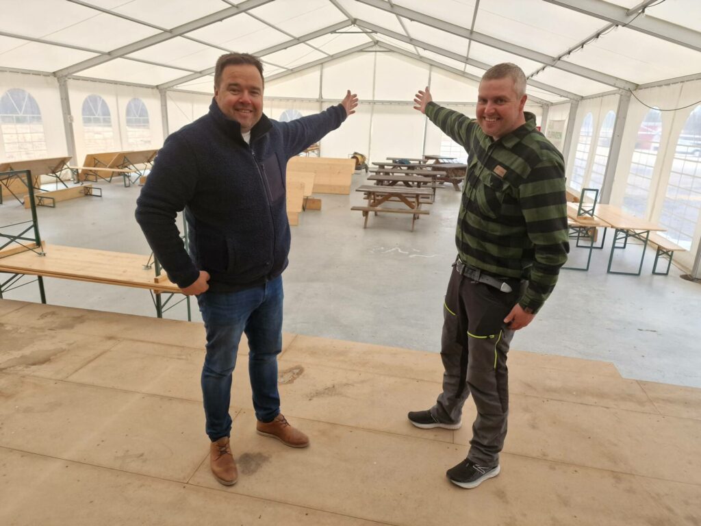 STILLE FØR STORMEN: Thor Arnstein Berg (til venstre) og Knut Arne Gjems er klare for nye Helt Ville Dager på Skansen. Foreløpig er det stille før stormen i storteltet ved Skansen grendehus.