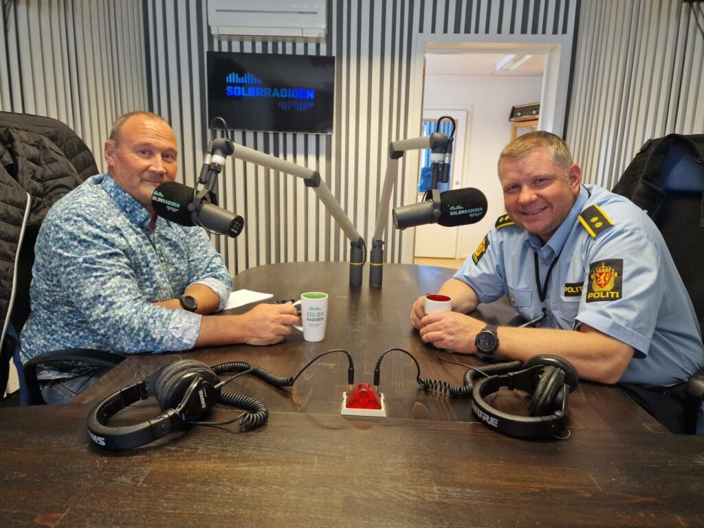 TRENGER FLERE NATTERAVNER: SLT-koordinator i Solør, Jan Bjerktun, håper flere vil stille opp som Natteravner fremover. Mathis Briskerud i Solør-politiet er ikke i tvil om at Natteravnene har en forebyggende effekt.