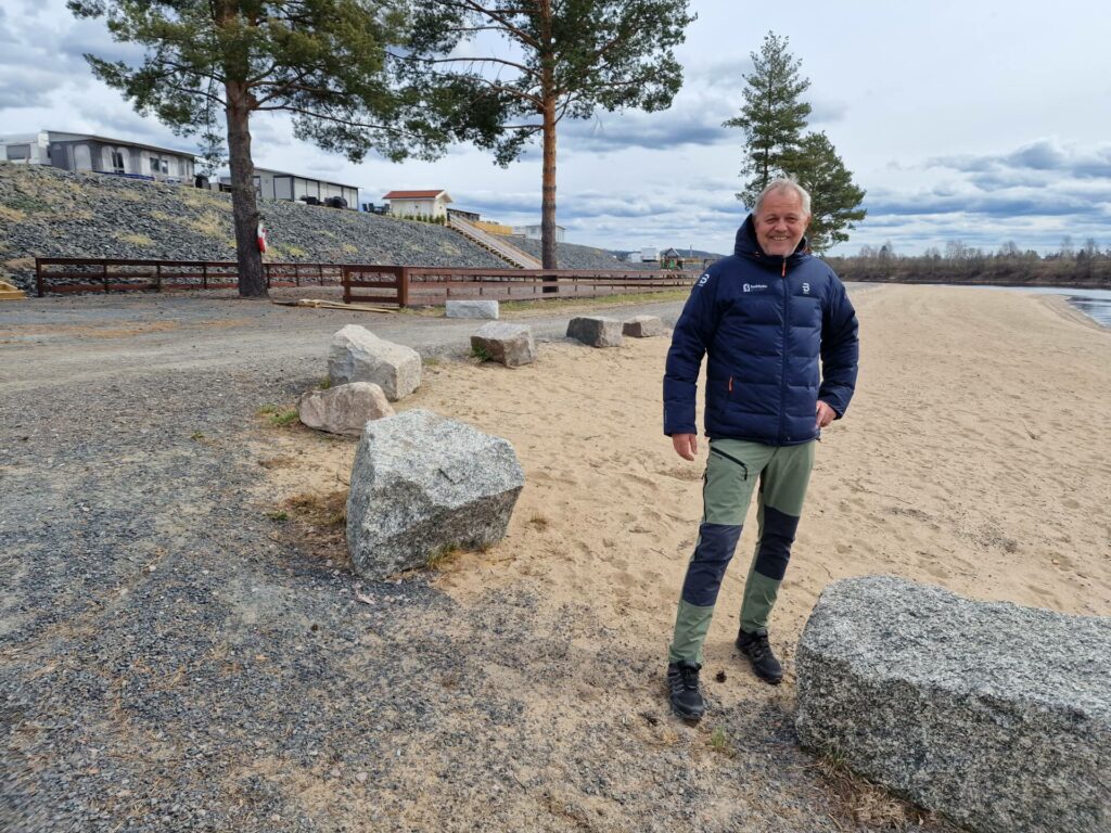 HAR STORE PLANER: Oddgeir Frette er ny daglig leder ved Flisa Camping. Strandområdet skal løftes enda mer blant annet med beplantning, serveringsområdet skal utvides og det samme skal lekeplassen.