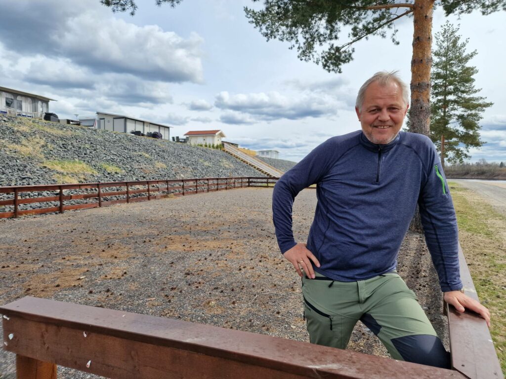 TRENGER MER PLASS: Med levende musikk på helgene blir serveringsområdet fort for lite. Derfor kommer dette til å bli utvidet i år.