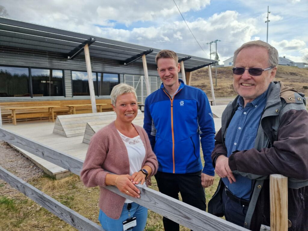 SNART SOMMER: Kine Skulstad, Frank Forbord og Asgeir Rustad er glad for tildelingene fra Gjensidigestiftelsen, som sørger for både kiosk og aktiviteter ved kajakkhuset i Vålbekksundet.