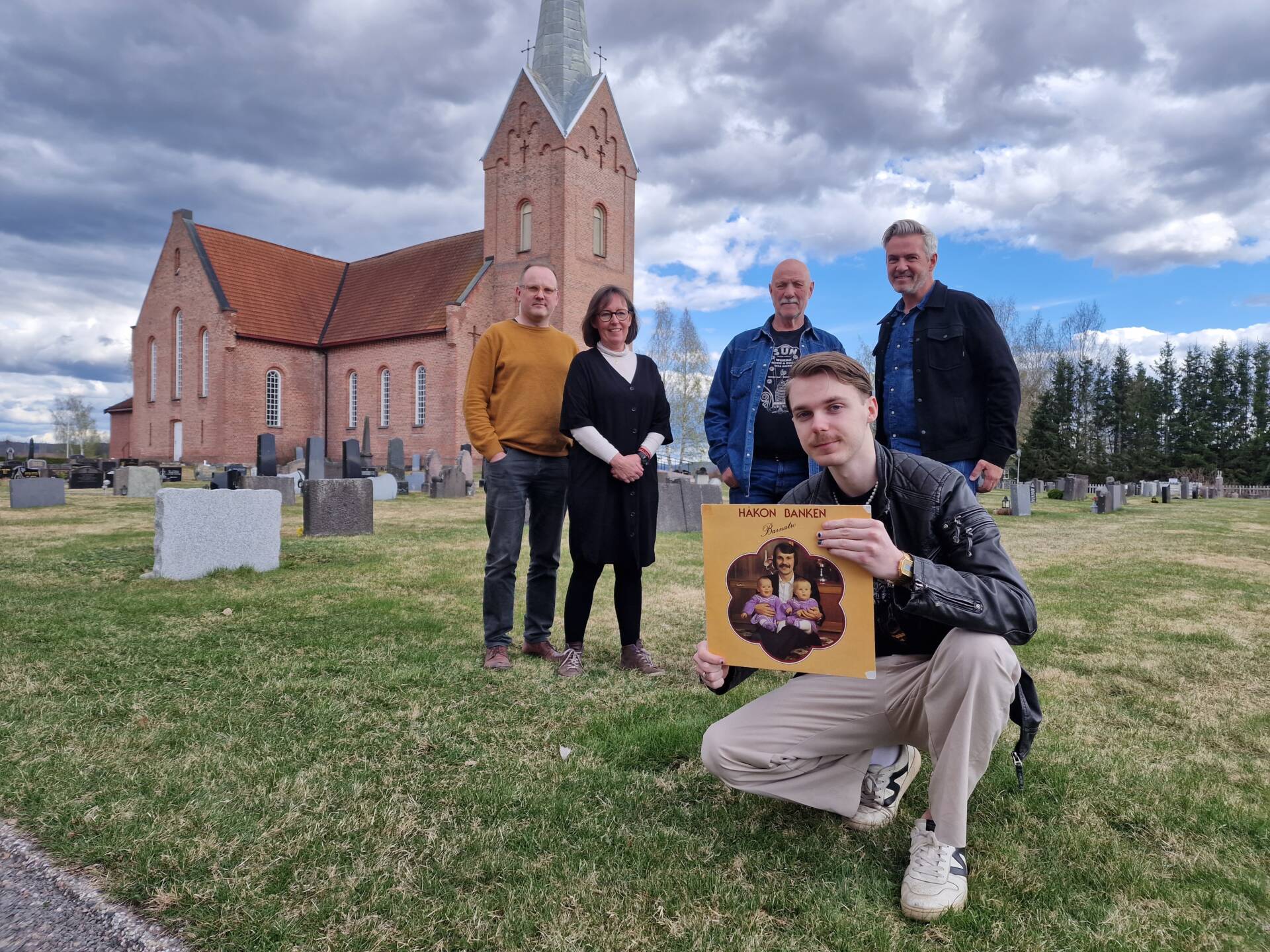 PÅ HJEMMEBANE: Håkon Banken skal hylles i Hof kirke søndag 15. mai. Barnebarnet, Robin Banken, er blant dem som skal delta. Bak ser vi fra venstre Ole Karsten Sundlisæter, Gunn-Oliv Gottenborg, Torbjørn Bakke og Tommy Michaelsen.
