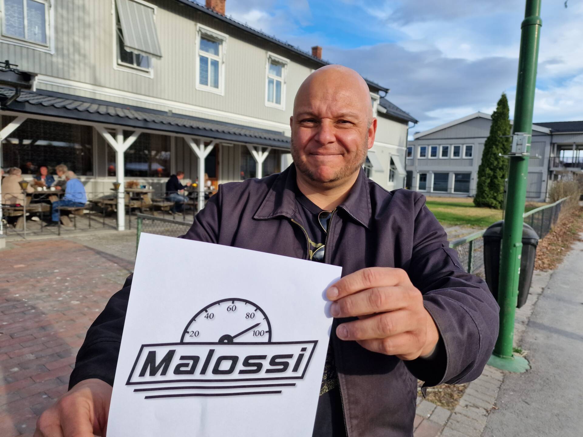ROCKER HELLA: Lørdag 21. mai spiller Malossi på Victoria Hotell. Roy Møllerud håper mange kommer for å høre tungrock på solung. Ikke siden 2018 har bandet spilt på Flisa nå.