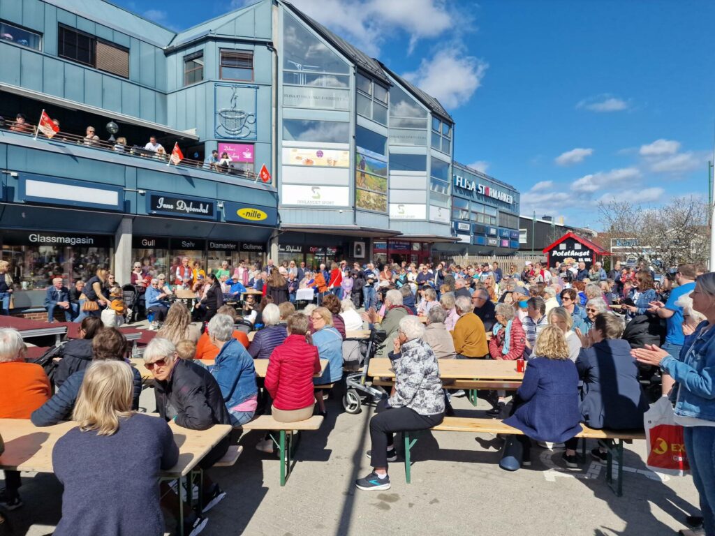 FOLKSOMT: Mens moteshowet gikk lørdag var det svært folksomt foran stormarkedet. Mange tok turen til Flisa for å nyte vårsola og for å oppleve Vårfesten.