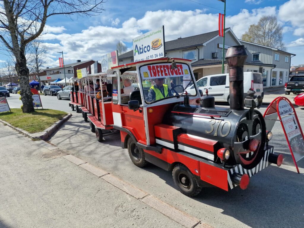 TUR PÅ TUR: Tøffetoget var på plass lørdag, og rakk ikke å stå lenge på «stasjonen» før alle vognene var fulle igjen.