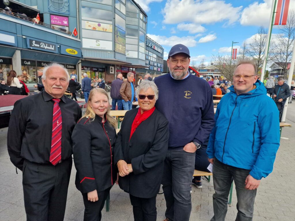 PÅ VÅRFEST: Flere av de lokale kor og korpsene var tilstede på Vårfesten. Fra venstre Trond Gundersen, Malin Olsen Støa, Audhild Myrvang, Frank Rognstad og Ole Karsten Sundlisæter.