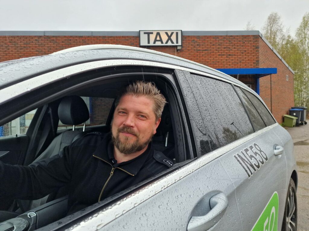 KJØPTE SEG INN: Lars Telle (39) er ny eier hos Flisa Taxi. Drosjesentralen har et generasjonsskifte på gang, og er avhengig av at yngre krefter kommer inn nå.