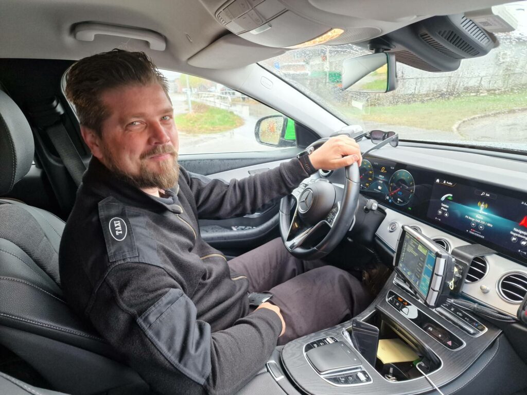 SENT OG TIDLIG: Lars Telle erkjenner at det til tider er ukurante arbeidstider. Men samtidig kan han som drosjeeier selv bestemme når han vil kjøre og ikke selv.