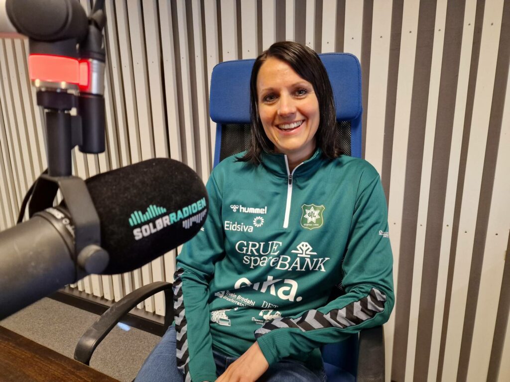 FOTBALLENS DAG: Fotballstyret i Grue Idrettslag arrangerer fotballens dag lørdag førstkommende. Kristin Skasberg håper på godt oppmøte.