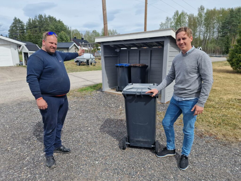ET EKSEMPEL: Dette søppelskuret har Kenneth Nymoen snekret på Arneberg. Kristian Botten Pedersen (V) oppfordrer alle til å sikre søppeldunkene sine, slik at søpla holder seg i dunken og ikke sprer seg i naturen.