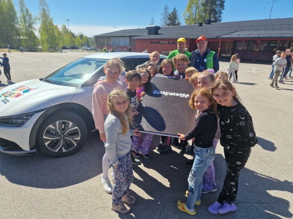 STOR BOK: Lesereiseboka var med da lesereisen besøkte Sønsterud skole.