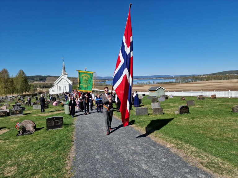 KLAR FOR AVGANG: Emil Rundberget bar det norske flagget først i toget fra Gjesåsen kirke på nasjonaldagen. Bak kom Sønsterud skole, med fanebærer Frank Rognstad.